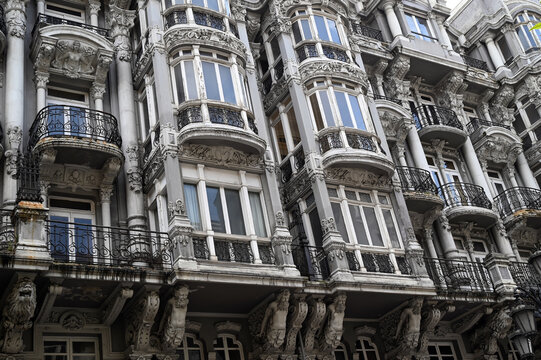 Immeuble avec des bow-windows dans la ville d'Oviedo en Espagne