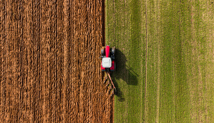 Tracteur traînant une charrue pour travailler le sol. Contraste d'un sol vierge avec un sol labouré. © Nicolaspetitfrère