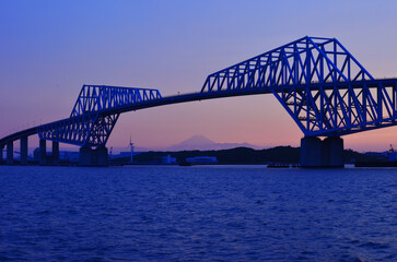 若洲海浜公園から見るマジックアワーの東京ゲートブリッジと富士山の夕景