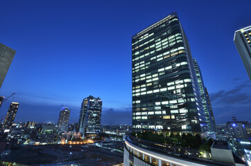 Fototapeta na wymiar 大阪駅ノースゲートビルディング　風の広場のブルーアワーの夕景