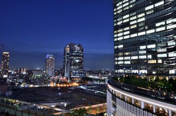 大阪駅ノースゲートビルディング　風の広場のブルーアワーの夜景