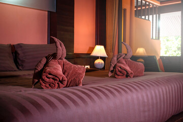 Habitación de hotel de lujo, con arreglo creativo de toallas - obrazy, fototapety, plakaty
