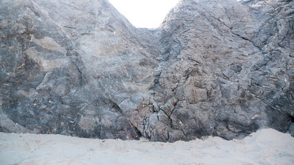 Pared rocosa en suelo de arena