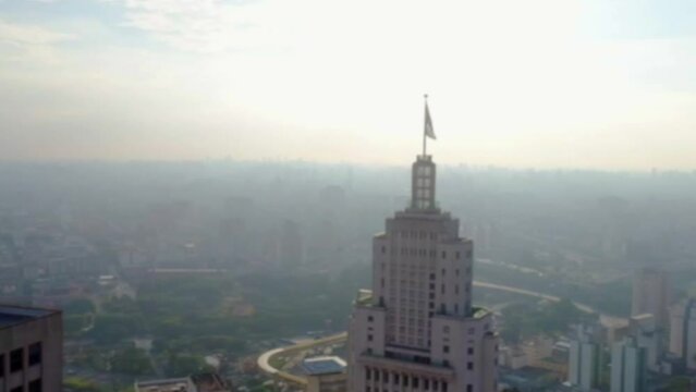 Vista a&eacute;rea do centro de S&atilde;o Paulo, foco no edificio Altino Arantes
