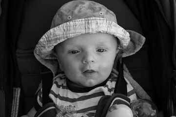 bébé avec un chapeau