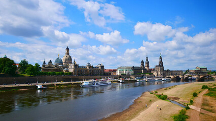 Fototapeta na wymiar Dresden, Deutschland: Panorama an der Elbe