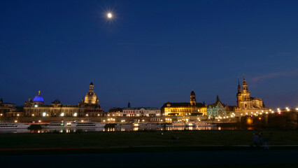 Fototapeta na wymiar Dresden, Deutschland: Skyline bei Nacht