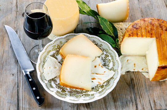 Pecorino sardo, tipico formaggio con latte di pecora, cibo Italiano 