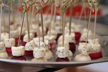 fingerfood auf eine servierplatte auf einer party