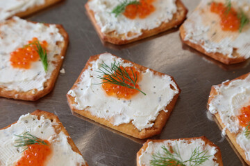 fingerfood auf eine servierplatte auf einer party