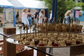 fingerfood auf eine servierplatte auf einer party