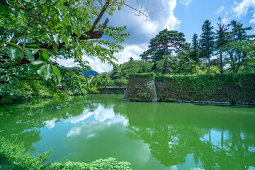 Naklejka premium 福島県の鶴ヶ城の石垣と堀