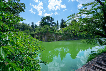 福島県の鶴ヶ城の石垣と堀