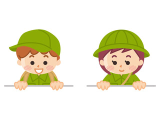 下を覗き込む探検隊の子供　ボーイスカウト　冒険　アウトドア