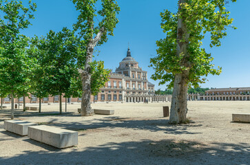 Palacio Real de Aranjuez, visto desde la parte lateral, con arboles delante, en la Comunidad de Madrid.

