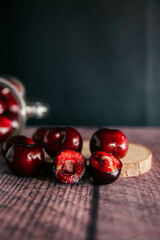 Grupo de cerezas sobre mesa de madera. 