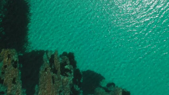 Vue a&eacute;rienne des fonds marins en Corse, l'eau bleu-turquoise de la mer M&eacute;diterran&eacute;e 
