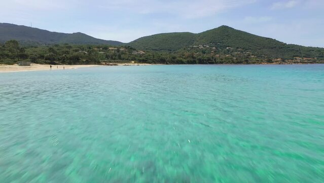 Vue a&eacute;rienne au ras de l'eau de la Plage d'Argent de Porticcio (Plage de Mare e Sole) en &eacute;t&eacute;, en Corse 