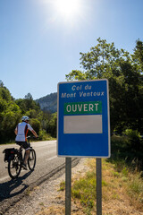 panneau sur la route pour l'ascension du mont Ventoux