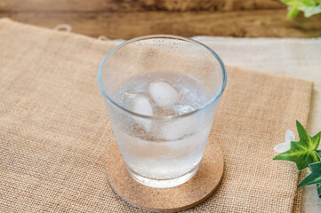 氷の入った炭酸水