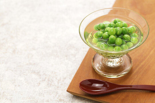 Boiled green peas for a short time and then soaked in Japanese dashi soup stock, Japanese cuisine