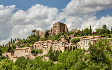Vue du village de Montbrun-les-Bains dans la Dr&ocirc;me Proven&ccedil;ale - r&eacute;gion Auvergne Rh&ocirc;ne Alpes