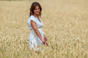BELLA DONNA CAMPO DI GRANO