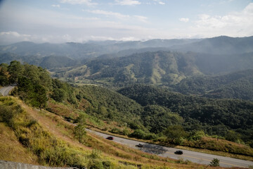 Fototapeta na wymiar Linda estrada na montanhas com paisagem da natureza ao redor.