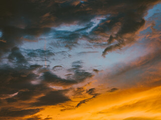 Wolkenhimmel nach Sonnenuntergang
