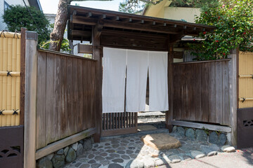 古民家の門　暖簾　日本料理店　蕎麦屋　