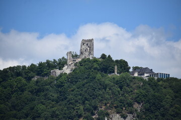 Fototapeta na wymiar Ruine der Drachenburg auf dem Drachenfels
