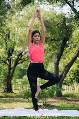 Obraz na płótnie Canvas Asian woman doing exercise in park.