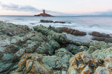 Fototapeta na wymiar L'île d'Or est un petit îlot rocheux se trouvant à environ 200 mètres du rivage, sur la commune de Saint-Raphaël.Au milieu de l'île d'Or se dresse une tour sarrasine. 