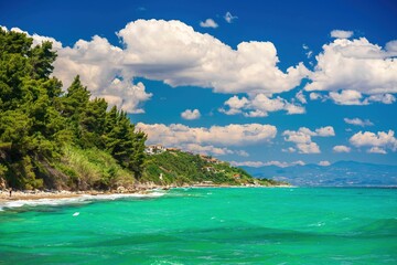 Fototapeta Widok morza chmur i wysokiego lesistego nabrzeża w słoneczny dzień w Grecji obraz