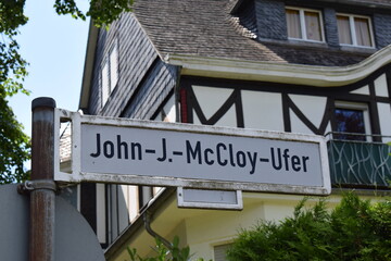 Schild: John-J.-McCloy-Ufer