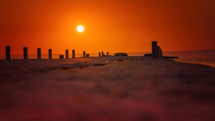 Widok mola o wschodzie słońca w bardzo ciepły dzień