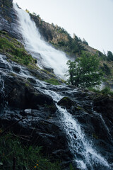 La cascade de la Fare à Vaujany. Une cascade de montagne. Une cascade dans les Alpes.