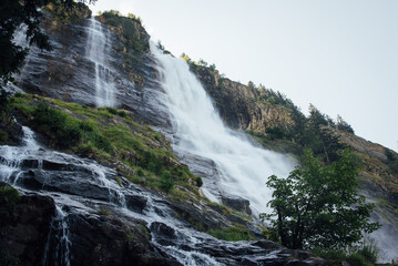 La cascade de la Fare à Vaujany. Une cascade de montagne. Une cascade dans les Alpes.