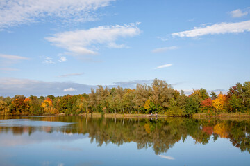 Spiegelung in einem kleinen See, Herbst