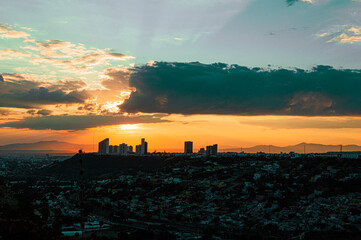 atardeciendo en la ciudad