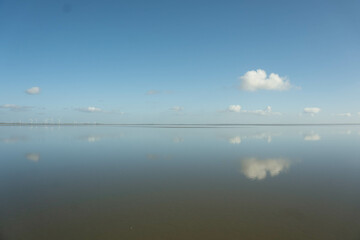 Stilles Meer mit Wolke