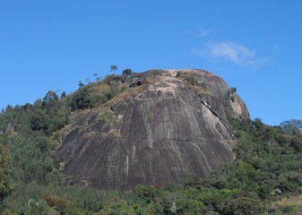 Pedra Maria Antônia na cidade de Pedra Bela está a uma altitude de 1.280 metros, formando uma...