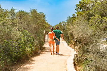 Young couple on their way - 0928