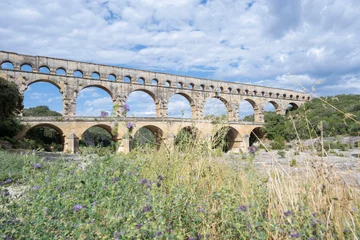 Cercles muraux Pont du Gard pont du gard avec un ciel bleu et nuageux