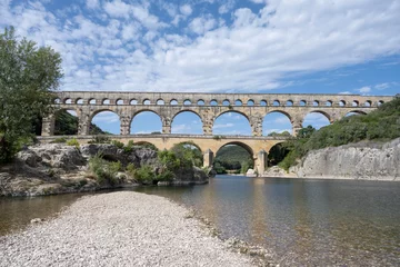 Photo sur Plexiglas Pont du Gard Pont du gard vu de la plage en été