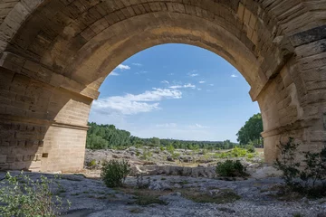 Cercles muraux Pont du Gard Arche du pont du gard avec garrigue à l'horizon