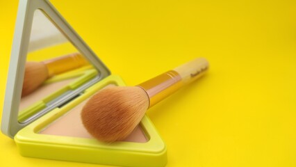 make up brush and powder