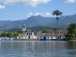 Fototapeta na wymiar Igreja de Santa Rita de Cássia em Paraty, vista do barco na baia, dia de sol.