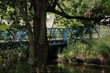 Zdjęcie mostu łączącego dwa parki obok siebie. Starogard Gdański, Poland AfterFotoJpg  - obrazy, fototapety, plakaty