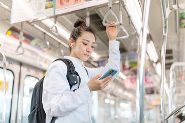 電車に乗る女性